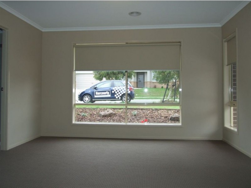 11 Lucerne Cct, Pakenham VIC 3810