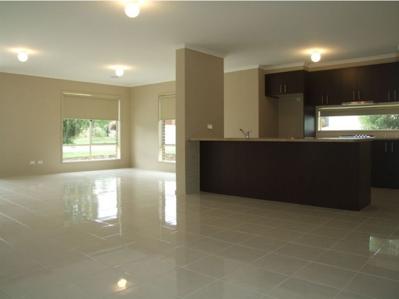 11 Lucerne Cct, Pakenham VIC 3810