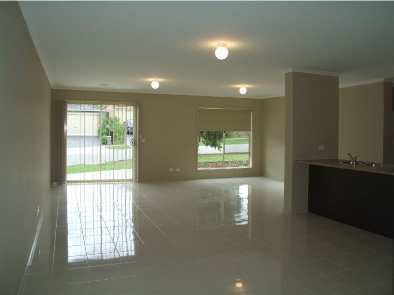 11 Lucerne Cct, Pakenham VIC 3810