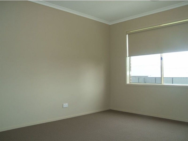 11 Lucerne Cct, Pakenham VIC 3810