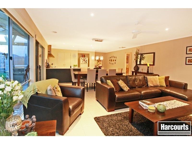 8 Honeyeater Way, Pakenham VIC 3810
