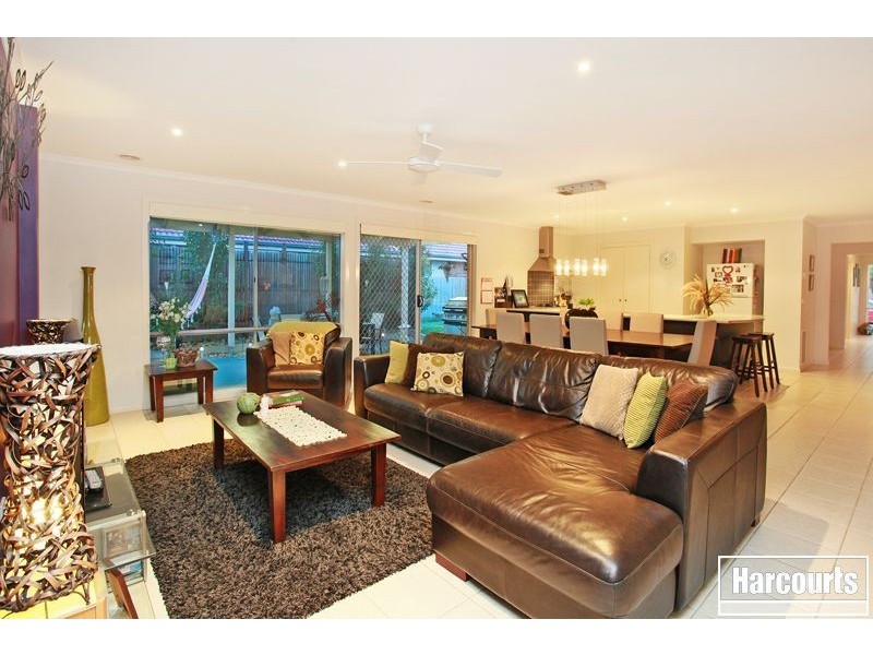 8 Honeyeater Way, Pakenham VIC 3810