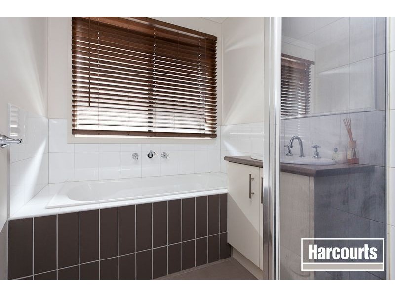 4 Lisa Avenue, Pakenham VIC 3810