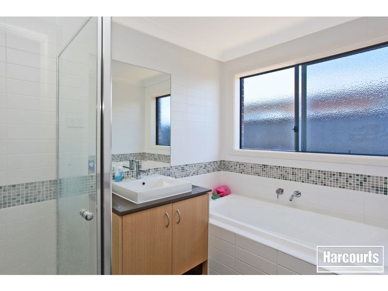 12 Orchard Valley Avenue, Pakenham VIC 3810