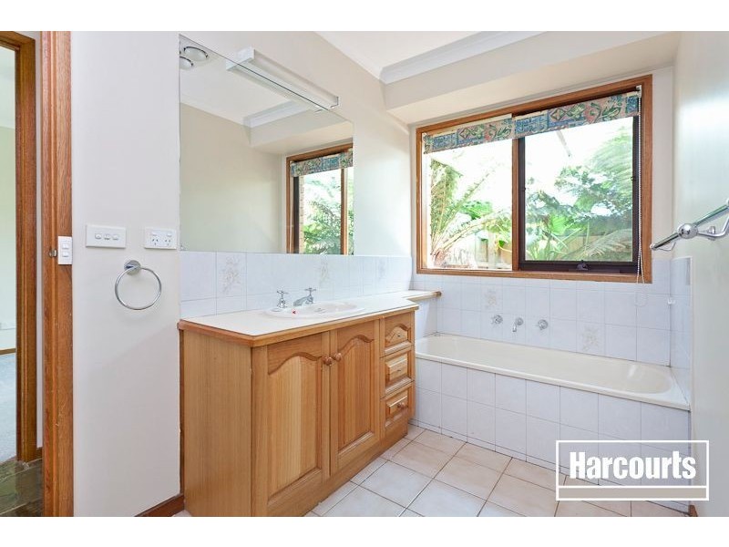 4 Dobson Court, Pakenham VIC 3810