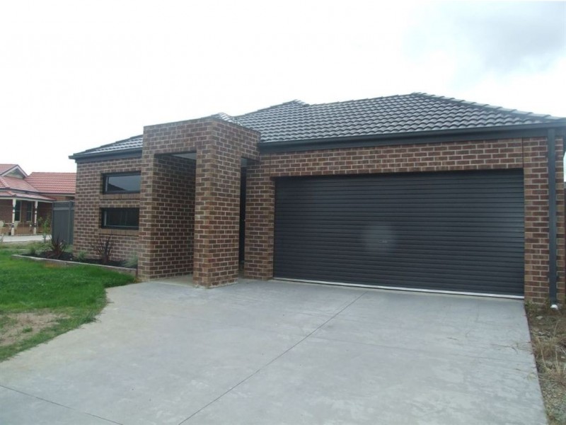 5 Howitt Place, Pakenham VIC 3810