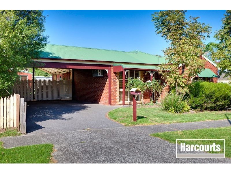 16 Gullquist Way, Pakenham VIC 3810