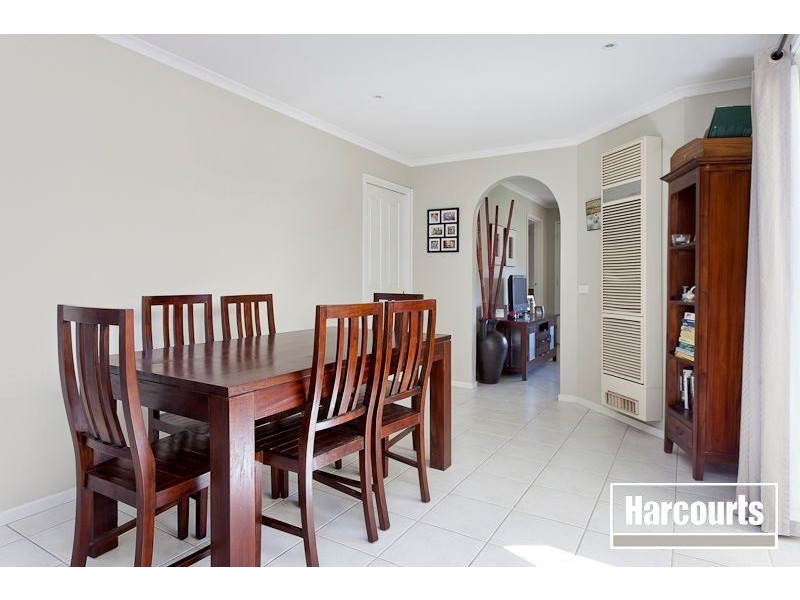 16 Gullquist Way, Pakenham VIC 3810