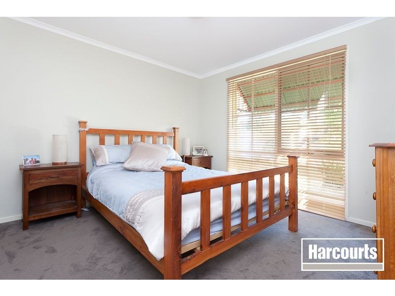 16 Gullquist Way, Pakenham VIC 3810