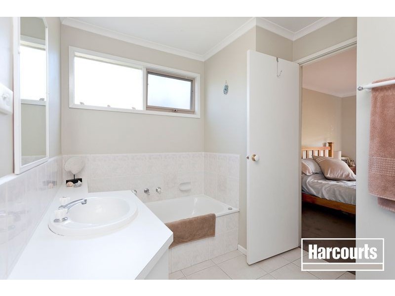 16 Gullquist Way, Pakenham VIC 3810