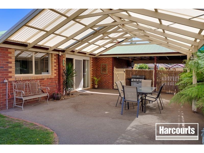 16 Gullquist Way, Pakenham VIC 3810