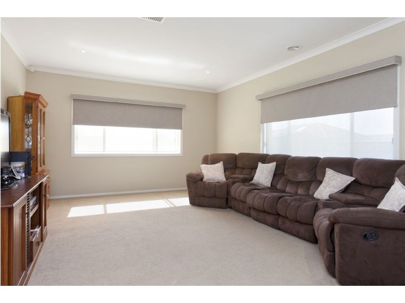 56 Banjo Paterson Drive, Pakenham VIC 3810