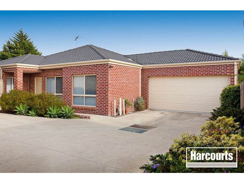 2/11 Smethurst Ave, Pakenham VIC 3810