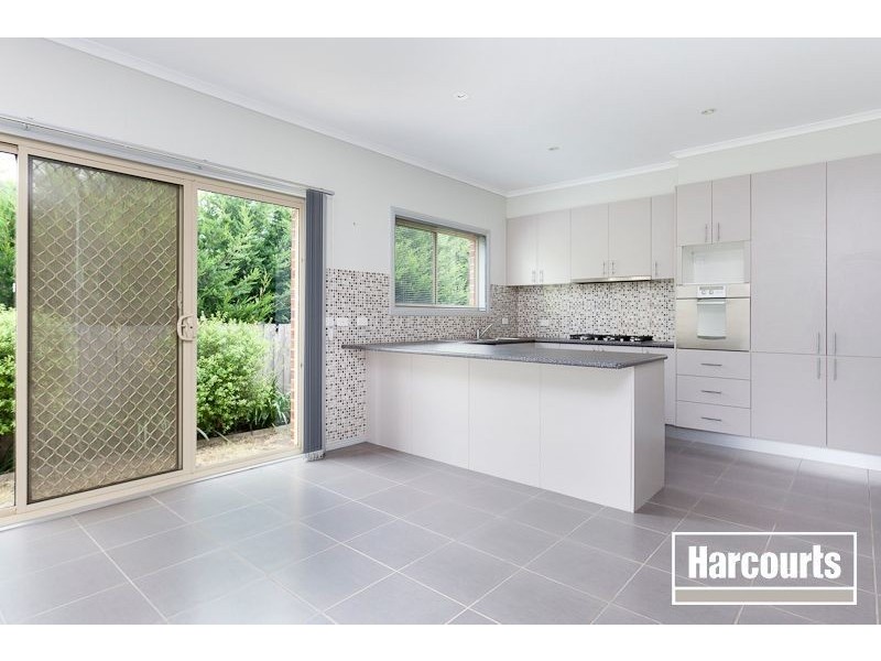 2/11 Smethurst Ave, Pakenham VIC 3810