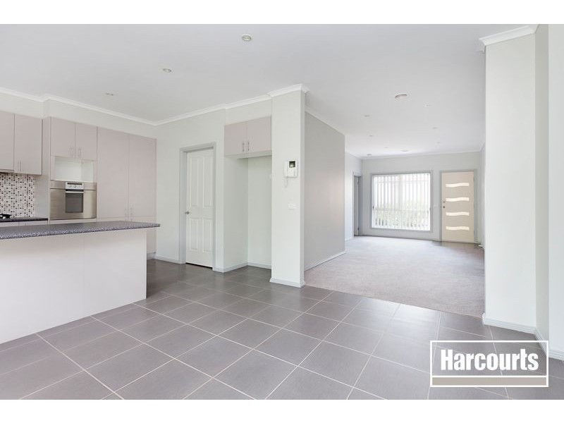2/11 Smethurst Ave, Pakenham VIC 3810