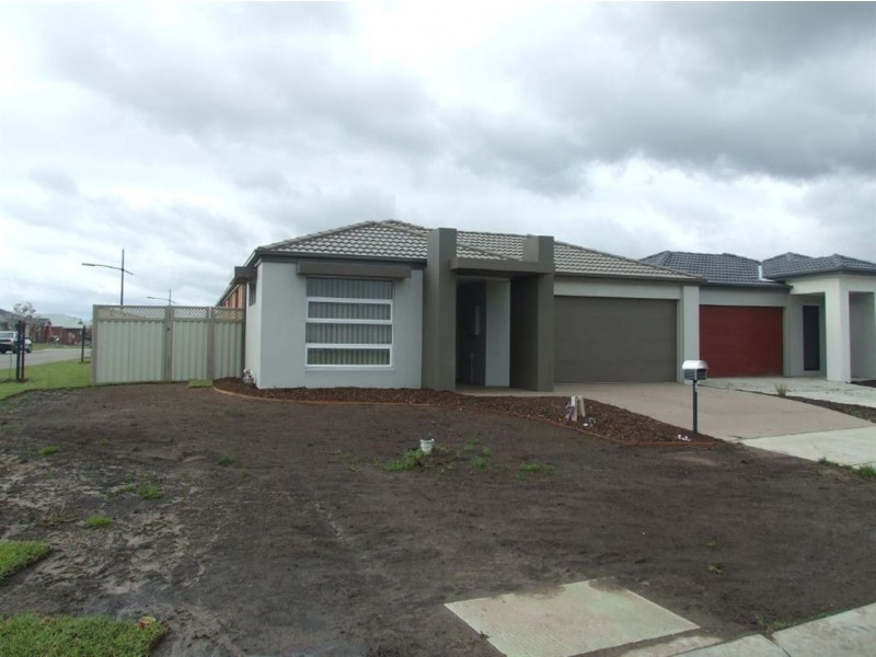 19 Debra Avenue, Pakenham VIC 3810