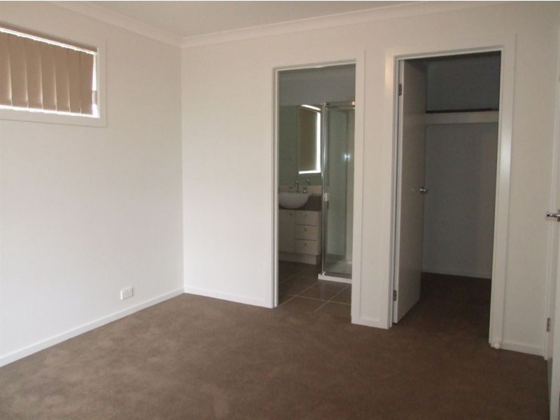 19 Debra Avenue, Pakenham VIC 3810