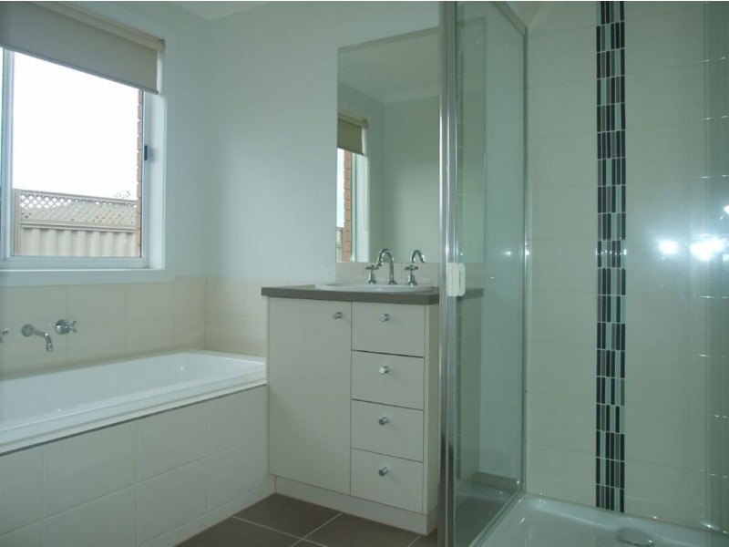 19 Debra Avenue, Pakenham VIC 3810