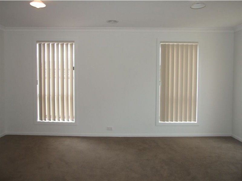 19 Debra Avenue, Pakenham VIC 3810