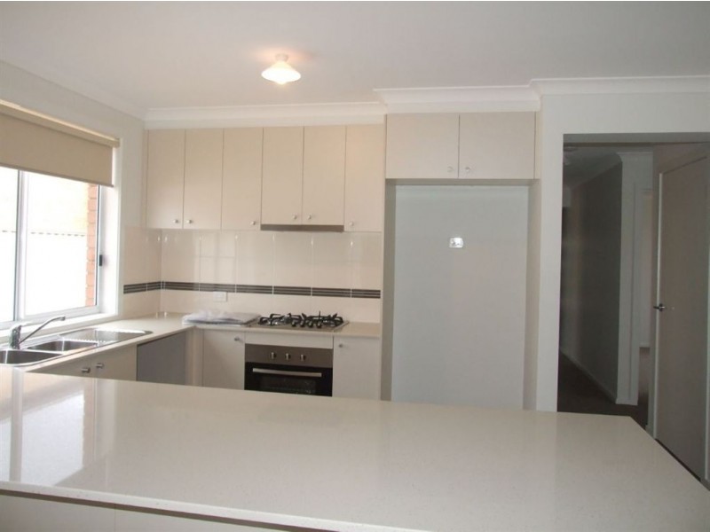 19 Debra Avenue, Pakenham VIC 3810