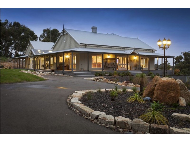 244 Thewlis Road, Pakenham VIC 3810