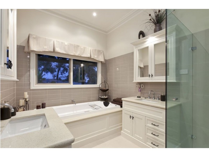 244 Thewlis Road, Pakenham VIC 3810