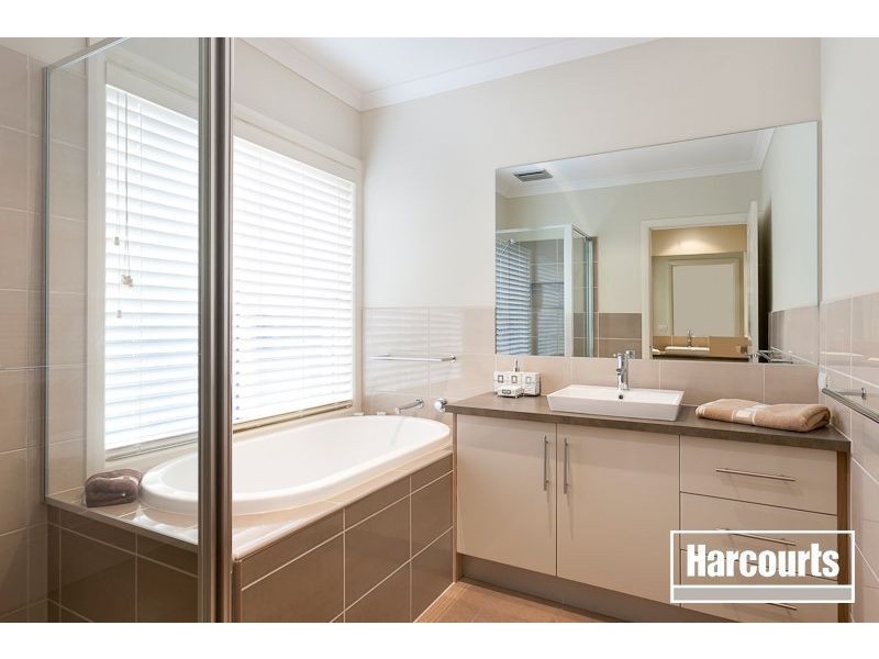 13 Bonneville Parade, Pakenham VIC 3810