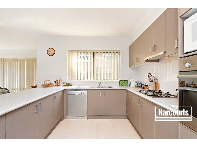 33 Everly Cct, Pakenham VIC 3810