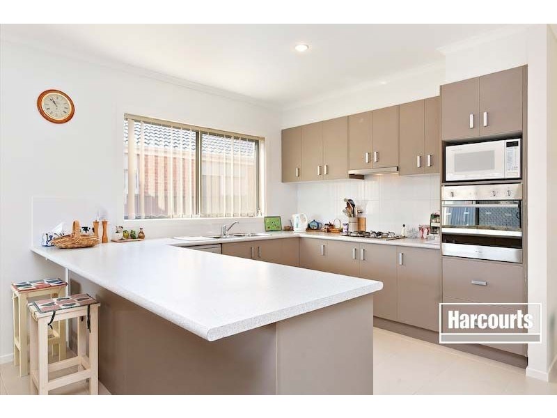 33 Everly Cct, Pakenham VIC 3810