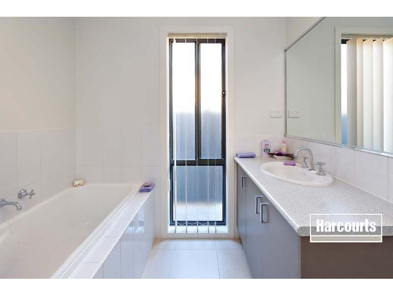 33 Everly Cct, Pakenham VIC 3810