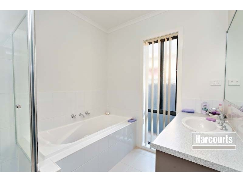 33 Everly Cct, Pakenham VIC 3810