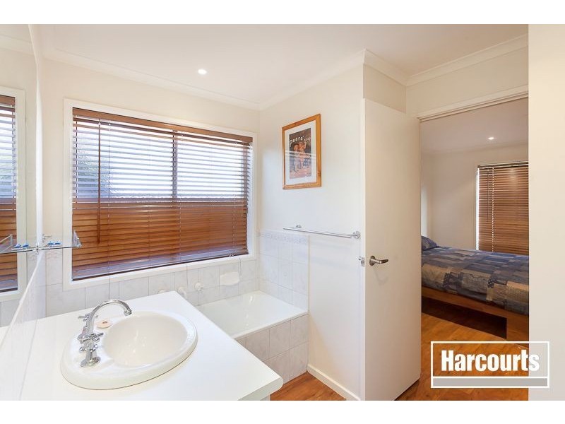 14 Gullquist Way, Pakenham VIC 3810