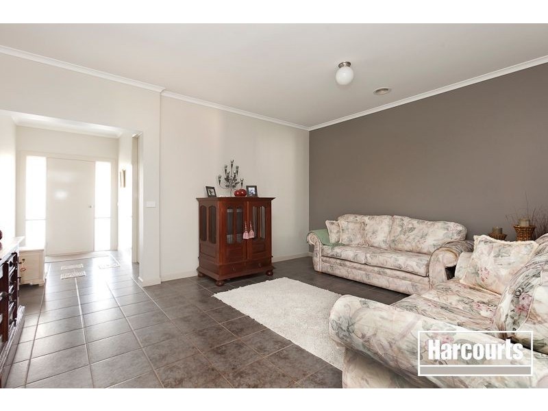 24 Riddell Grove, Pakenham VIC 3810