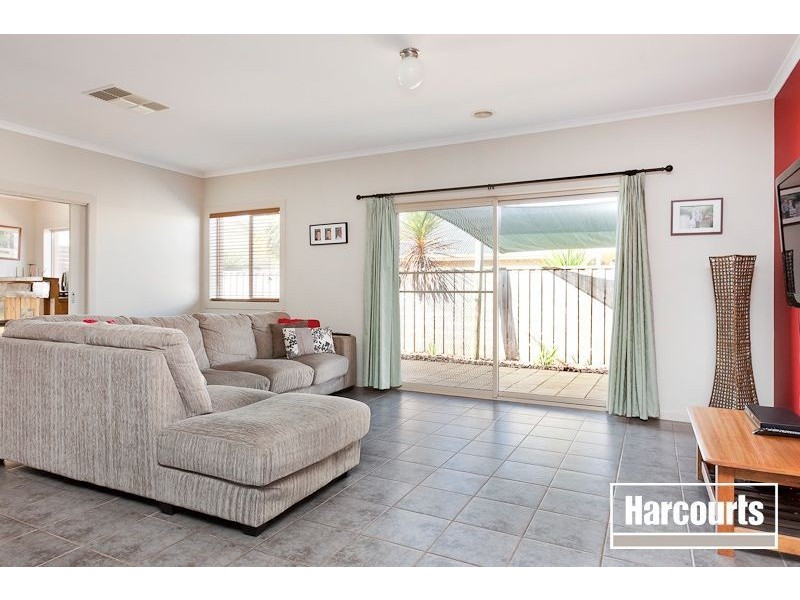 24 Riddell Grove, Pakenham VIC 3810