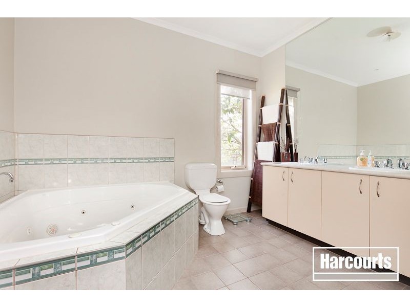 24 Riddell Grove, Pakenham VIC 3810