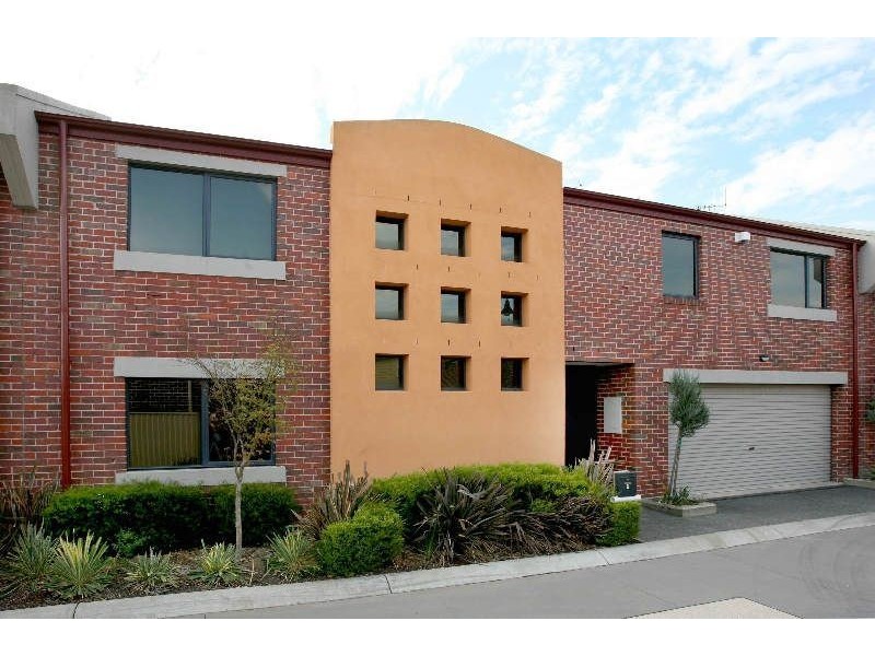 2 Derby Lane, Pakenham VIC 3810