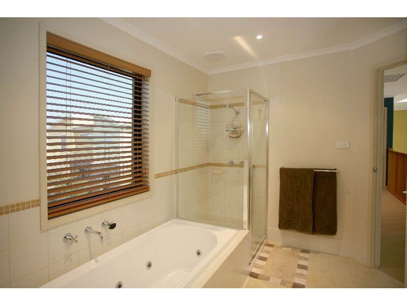 2 Derby Lane, Pakenham VIC 3810