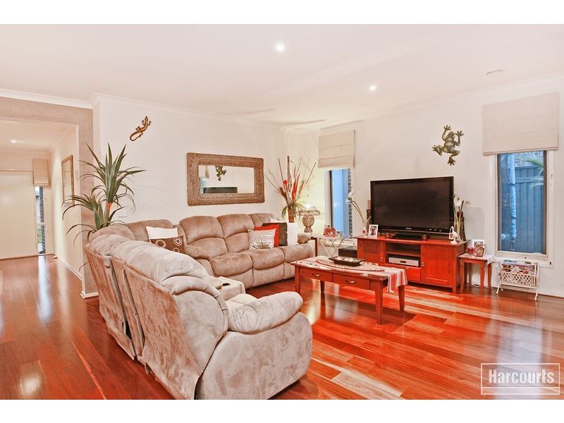 8 Page Close, Pakenham VIC 3810
