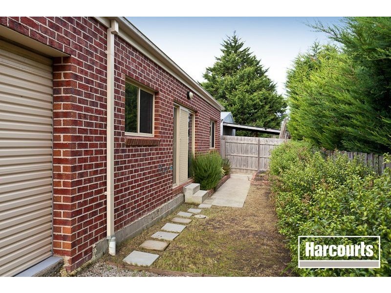 2/11 Smethurst Ave, Pakenham VIC 3810