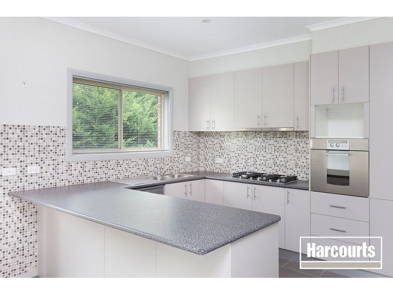 2/11 Smethurst Ave, Pakenham VIC 3810