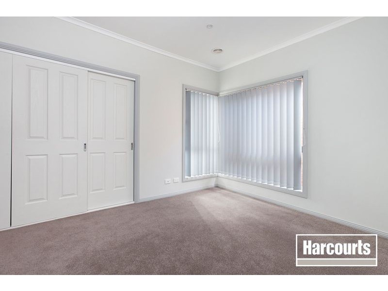 2/11 Smethurst Ave, Pakenham VIC 3810