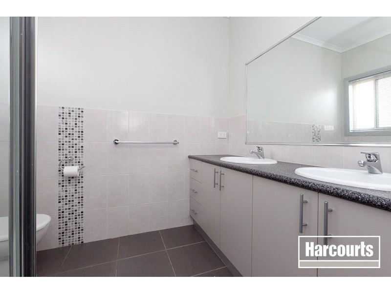 2/11 Smethurst Ave, Pakenham VIC 3810