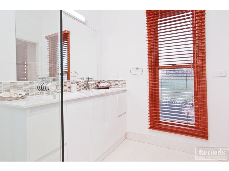 17 Golden Green Street, Pakenham VIC 3810