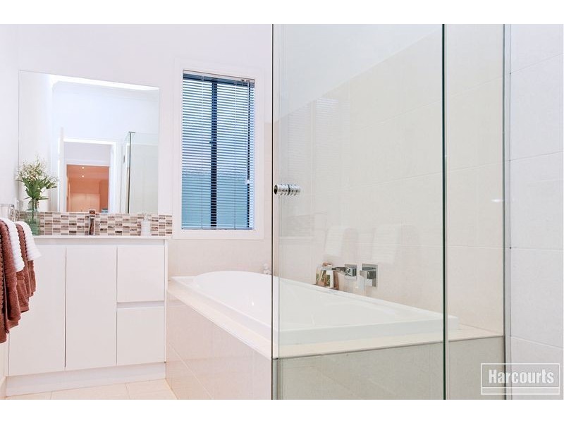 17 Golden Green Street, Pakenham VIC 3810