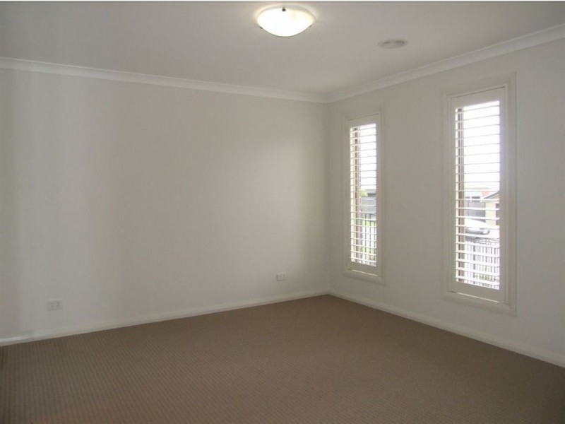 16 Lucerne Cct, Pakenham VIC 3810