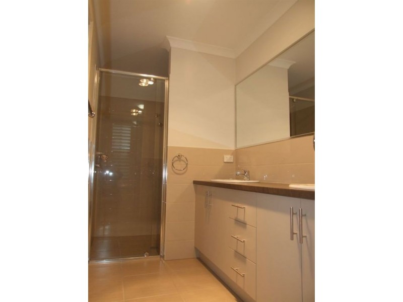 16 Lucerne Cct, Pakenham VIC 3810