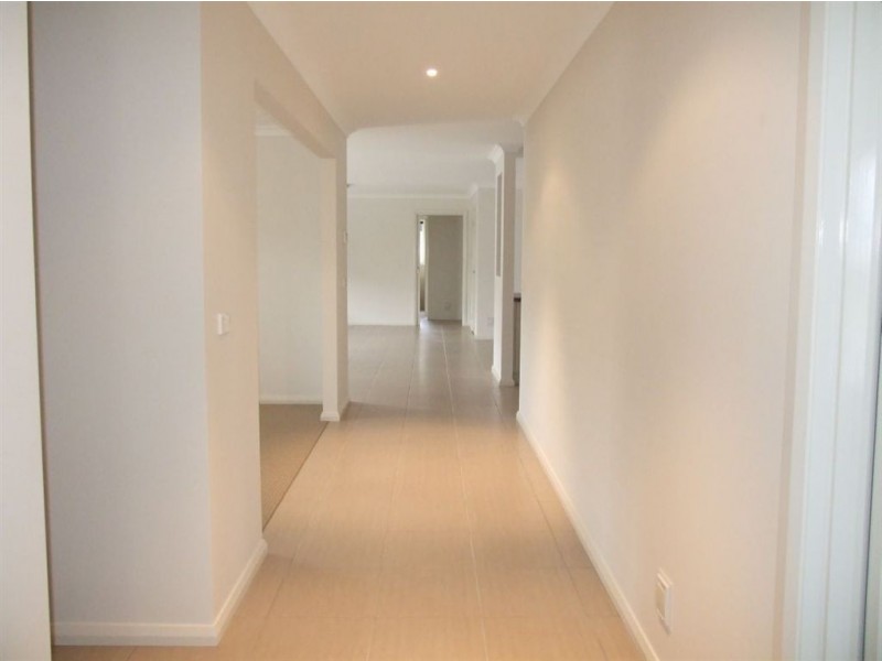 16 Lucerne Cct, Pakenham VIC 3810