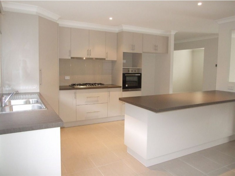 16 Lucerne Cct, Pakenham VIC 3810