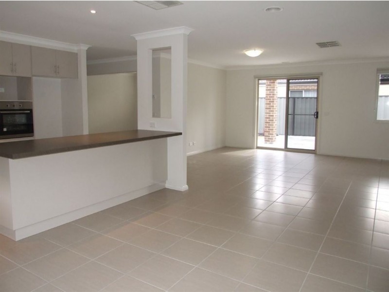 16 Lucerne Cct, Pakenham VIC 3810