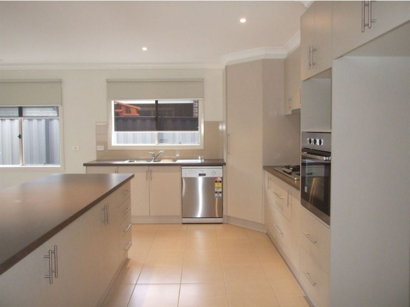 16 Lucerne Cct, Pakenham VIC 3810